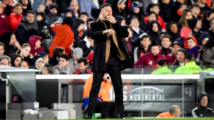 BUENOS AIRES, ARGENTINA - JULY 5: Martin Demichelis coach of River Plate gives instructions to his players during a match between River Plate and Colon as part of Liga Profesional Argentina 2023 at Estadio Mas Monumental Antonio Vespucio Liberti on July 5, 2023 in Buenos Aires, Argentina. (Photo by Marcelo Endelli/Getty Images)