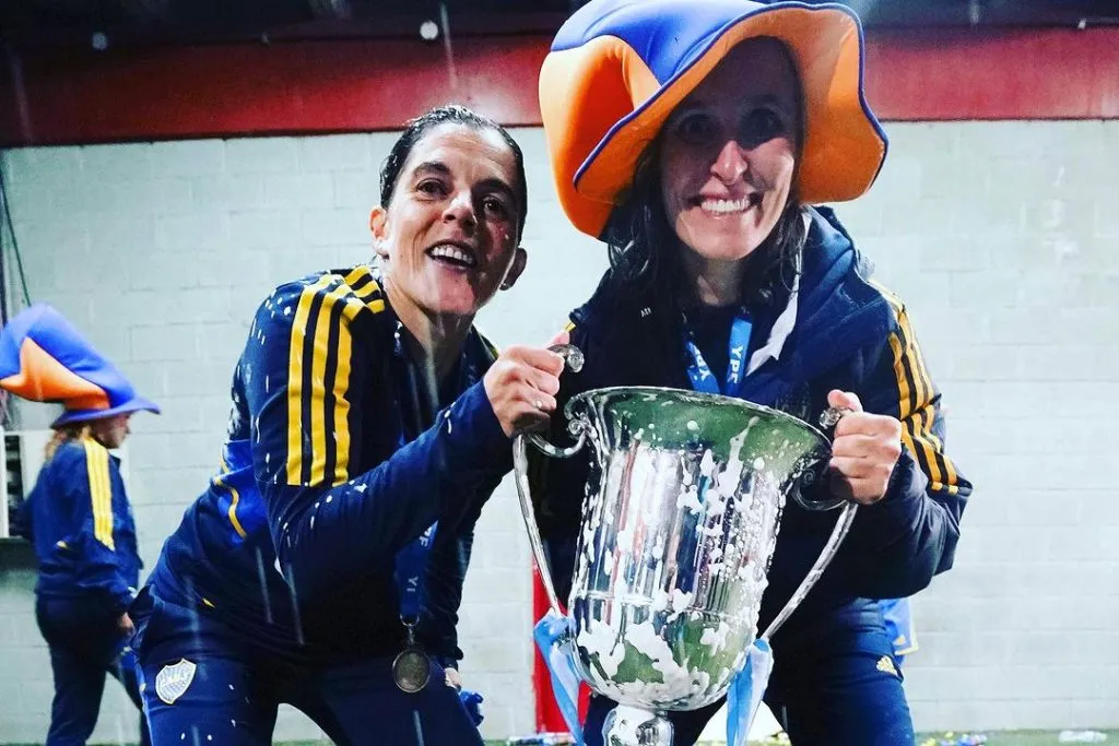 Con Manicler, su ayudante.