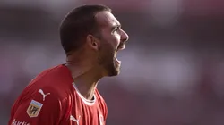 Martín Cauteruccio celebrando un gol con la camiseta de Independiente.