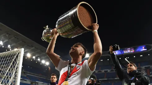 Gonzalo Martínez levantando la Copa Libertadores en Madrid.