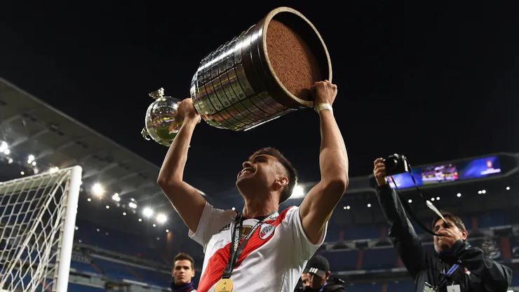 Gonzalo Martínez levantando la Copa Libertadores en Madrid.