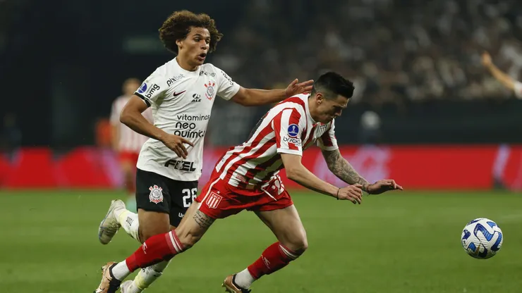Corinthians se impuso en el primer duelo ante Estudiantes.