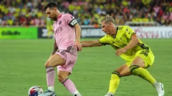 Lionel Messi enfrentando a Nashville.