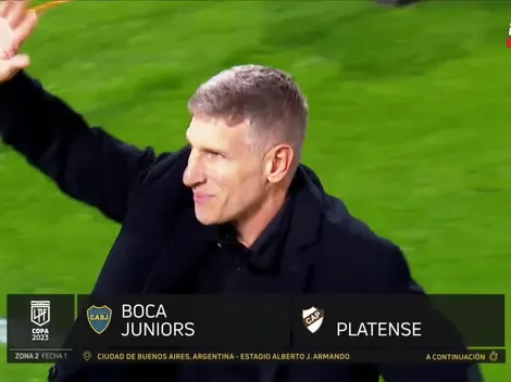 A Palermo le tiraron una camiseta de Boca, la firmó y la devolvió