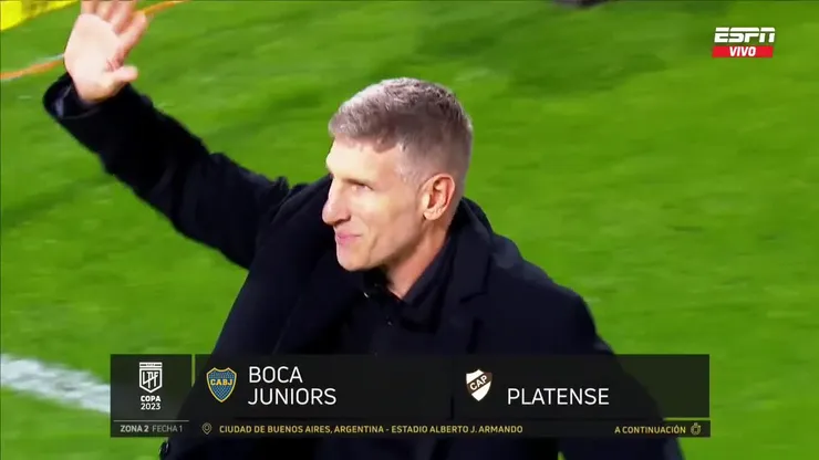 A Palermo le tiraron una camiseta de Boca, la firmó y la devolvió