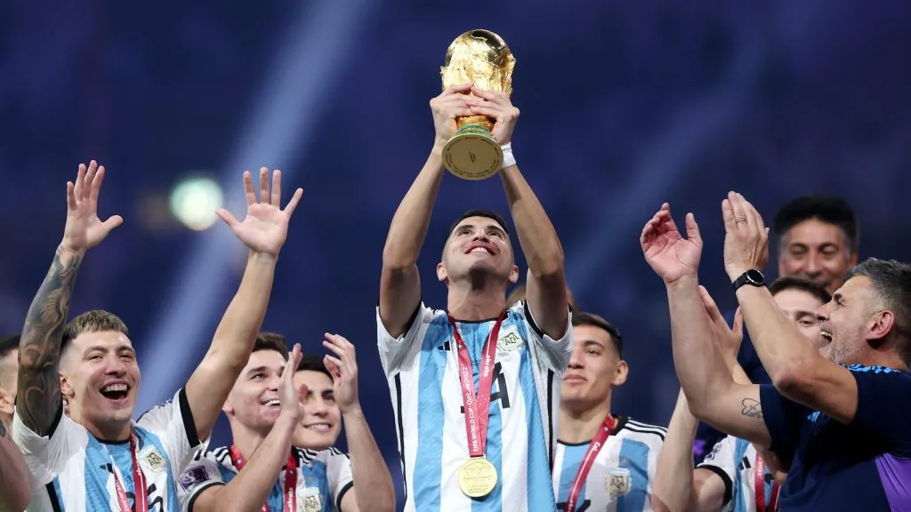Exequiel Palacios levantando la Copa del Mundo. (Foto: Getty)