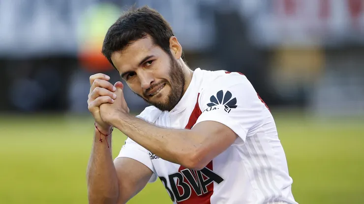 Camilo Mayada con la camiseta de River.