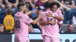 David Ruiz abrazándose con Lionel Messi.