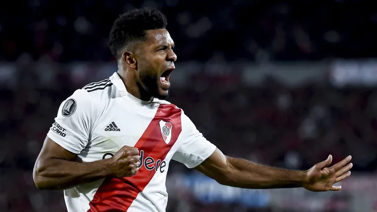 Miguel Borja festejando un gol en River.
