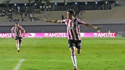 Gastón Benedetto festejando el primero de Estudiantes.
