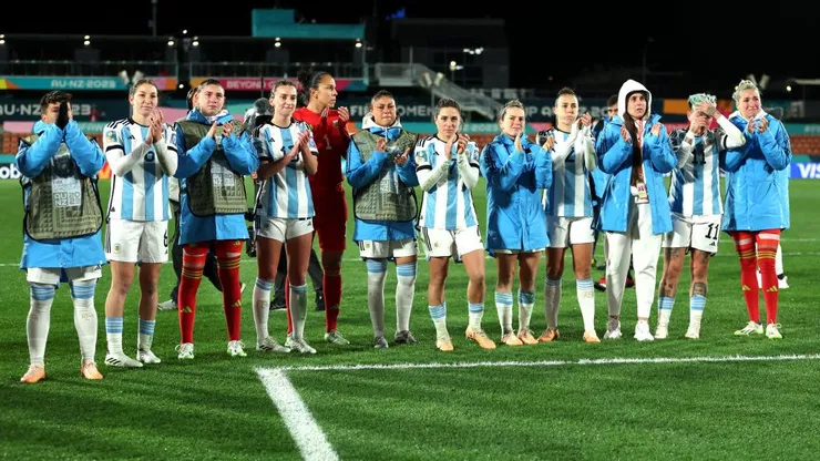 HAMILTON, NEW ZEALAND - AUGUST 02: Argentina players look dejected after the team's defeat and elimination from the tournament during the FIFA Women's World Cup Australia & New Zealand 2023 Group G match between Argentina and Sweden at Waikato Stadium on August 02, 2023 in Hamilton, New Zealand. (Photo by Buda Mendes/Getty Images)