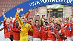 24/04/2023 El AZ Alkmaar celebra la conquista de la UEFA Youth League 2023. El AZ Alkmaar neerlandés coronó un gran recorrido en la Liga de Campeones Juvenil y se proclamó este lunes campeón después de exhibirse de nuevo a nivel ofensivo ante el Hajduk Split croata, que no pudo hacer demasiado para caer por 5-0 en la final disputada en Ginebra (Suiza). EUROPA DEPORTES SUIZA UEFA/GETTY IMAGES