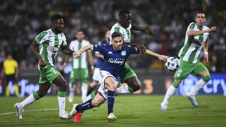 Racing estaba al borde de la eliminación, pero con dos penales le descontó a Atlético Nacional y sueña con la heróica