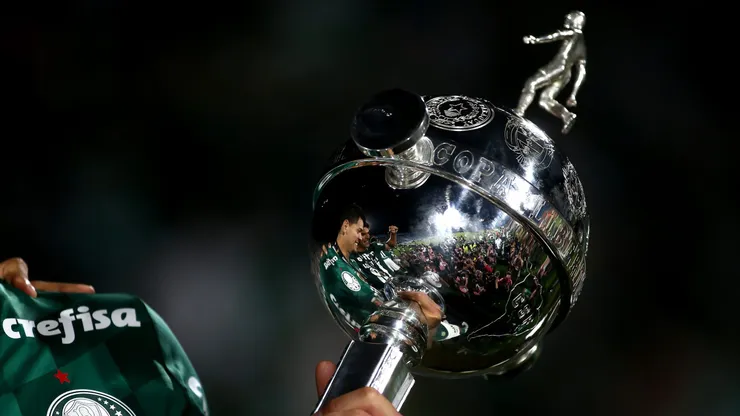 MONTEVIDEO, URUGUAY - NOVEMBER 27: Detail of Copa Libertadores trophy as players of Palmeiras celebrate after the final match of Copa CONMEBOL Libertadores 2021 between Palmeiras and Flamengo at Centenario Stadium on November 27, 2021 in Montevideo, Uruguay. Palmeiras defeated Flamengo by 2-1 in extra time. (Photo by Ernesto Ryan/Getty Images)
