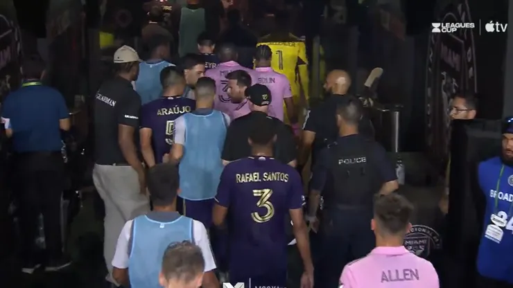 El picante momento en el túnel del estadio.
