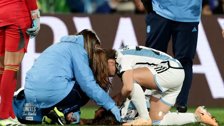 Banini consuela a Bonsegundo. FOTO FIFA.