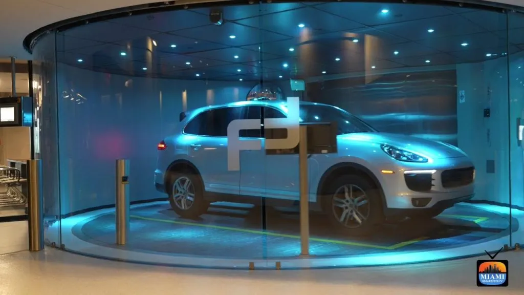 El “Dezervator”, exclusivo ascensor de autos de la Torre Porsche.