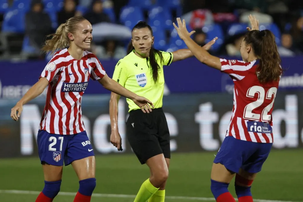Hanna Lundkvist  y Estefanía Banini en el Atlético Madrid. EFE