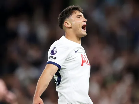 En un partido accidentado, que se definió con un blooper, Alejo Véliz tuvo debut feliz en Premier