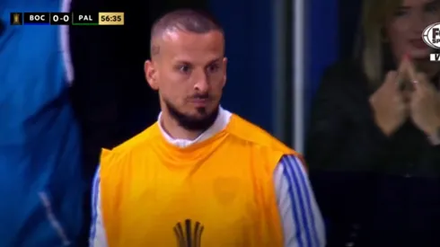 Darío Benedetto, amonestado en el banco.