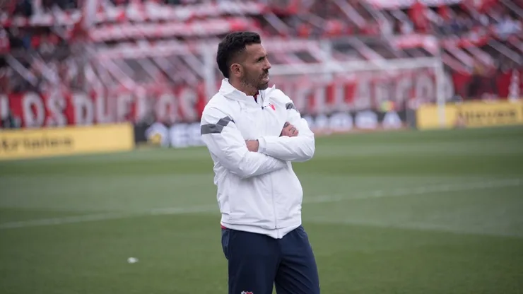 Carlos Tevez, compenetrado en el gran partido.