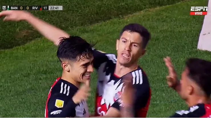 Pablo Solari festejando su tanto.
