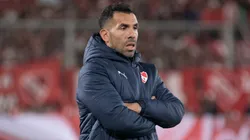 Carlos Tevez pasa la escoba en Independiente.