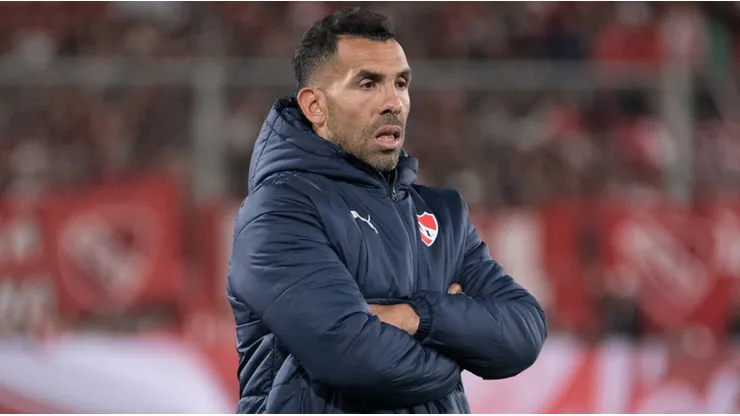 Carlos Tevez pasa la escoba en Independiente.