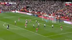 VIDEO | Cuti Romero intentó despejar un remate y terminó en gol en contra en el clásico de Londres