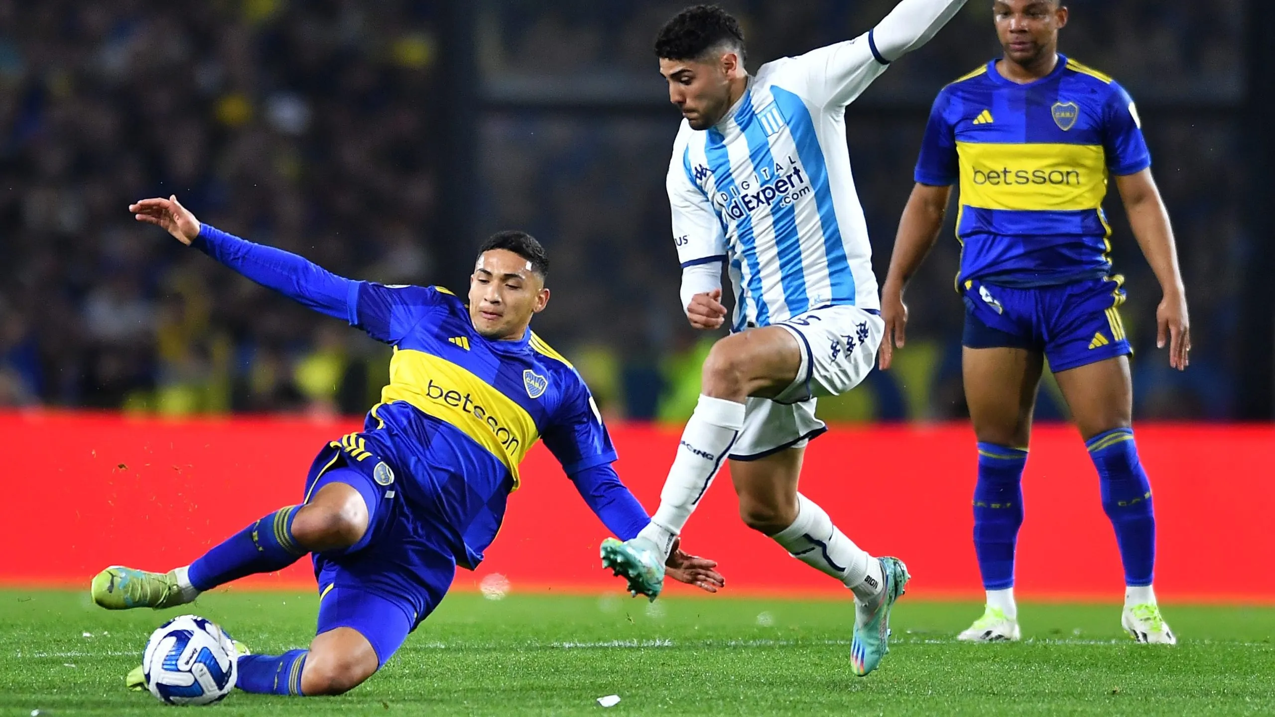 Ezequiel Fernández disputando la pelota con Maxi Romero, delantero de Racing. (Foto Getty).