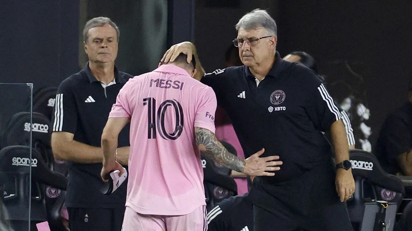 Tata Martino consuela a Messi tras salir lesionado. (Foto: Getty Images)