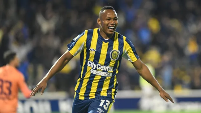 Jaminton Campaz festejando un gol en Rosario Central.