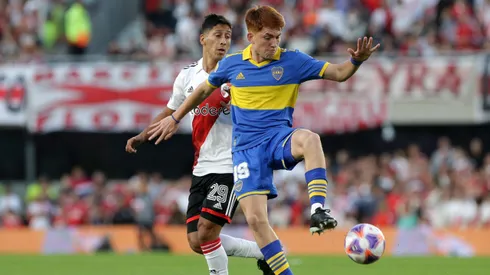 BUENOS AIRES, ARGENTINA - MAY 07: Rodrigo Aliendro of River Plate fights for the ball with Valentin Barco of Boca Juniors during a Liga Profesional 2023 match between River Plate and Boca Juniors at Estadio Mas Monumental Antonio Vespucio Liberti on May 7, 2023 in Buenos Aires, Argentina. (Photo by Daniel Jayo/Getty Images)