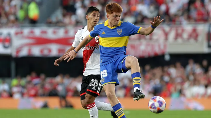 BUENOS AIRES, ARGENTINA - MAY 07: Rodrigo Aliendro of River Plate fights for the ball with Valentin Barco of Boca Juniors during a Liga Profesional 2023 match between River Plate and Boca Juniors at Estadio Mas Monumental Antonio Vespucio Liberti on May 7, 2023 in Buenos Aires, Argentina. (Photo by Daniel Jayo/Getty Images)