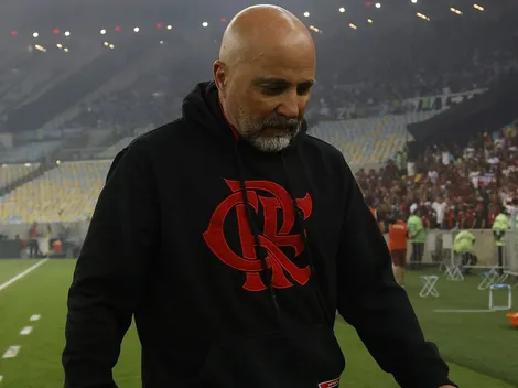 Insólito: Sampaoli se fue antes de que termine el partido y pateó una reja