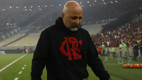 Insólito: Sampaoli se fue antes de que termine el partido y pateó una reja