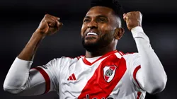 La rompió: Borja le regaló su camiseta a un hincha de River