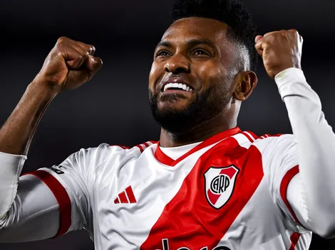 La rompió: Borja le regaló su camiseta a un hincha de River