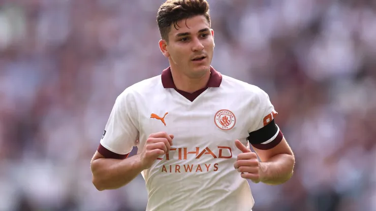 La reacción de Julián Álvarez al ver una camiseta de River en West Ham
