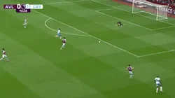 VIDEO | Dibu Martínez se resbaló, le convirtieron gol y estalló de furia en el Aston Villa