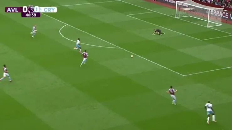 VIDEO | Dibu Martínez se resbaló, le convirtieron gol y estalló de furia en el Aston Villa