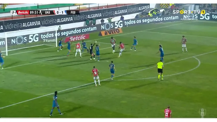 VIDEO | La impresionante salvada de Varela para darle el triunfo al Porto
