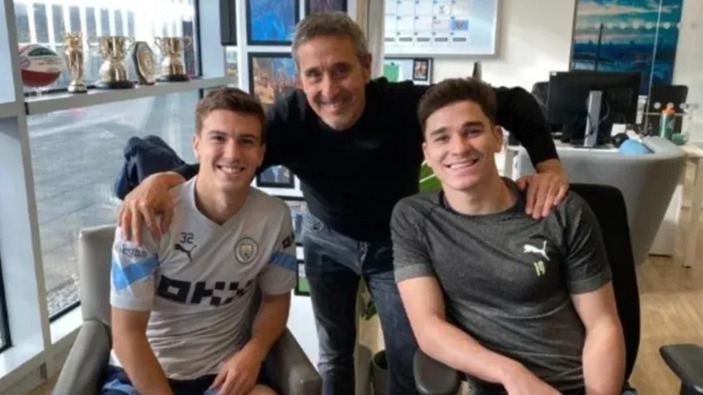 Joan Patsy, con Máximo Perrone y Julián Álvarez en Manchester City (@PBJ)