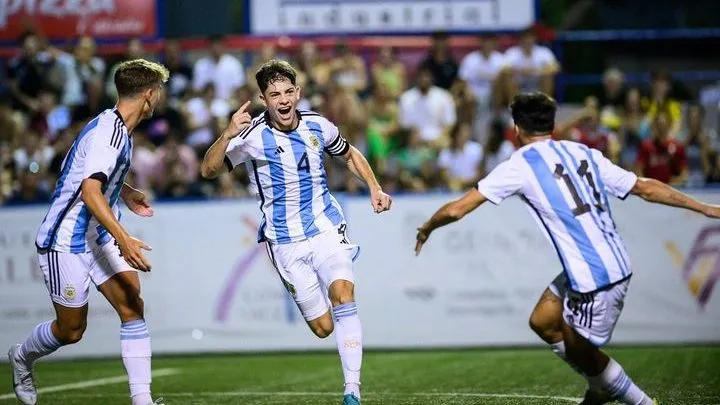 Agustín Giay, de capitán, celebrando un gol con la Selección Argentina.