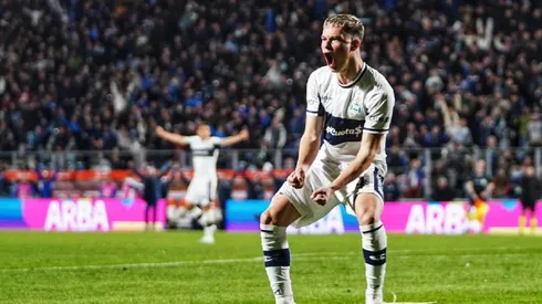 Abaldo festejando el gol del triunfo de Gimnasia.