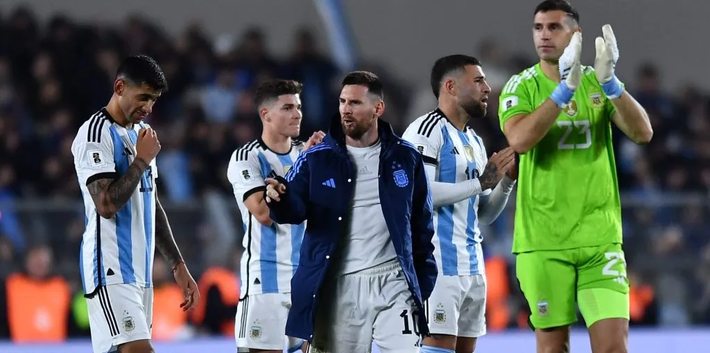 Martínez junto a Romero y Otamendi en la Selección. // Getty
