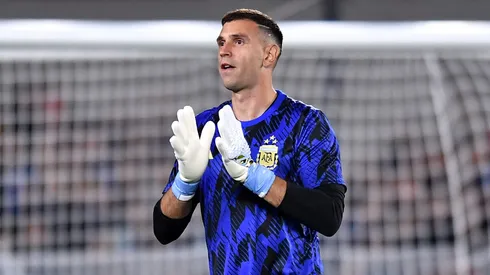 Dibu Martínez buscará ser el segundo arquero con más vallas invictas en la Selección