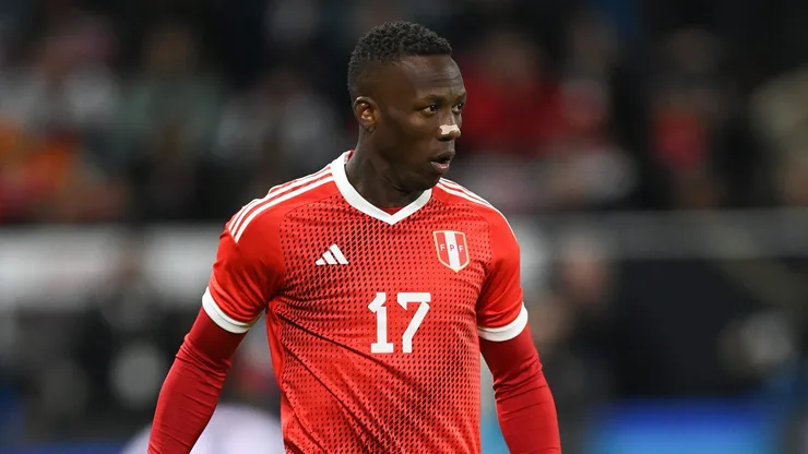 Luis Advíncula en la Selección de Perú.