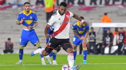 Miguel Borja pateando la pelota de la subasta.