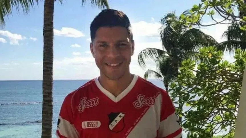 Enzo Pérez con la camiseta de Deportivo Maipu.